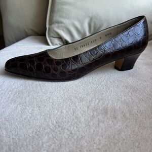 Salvatore Ferragamo Brown Croc Embossed Leather‎ Low Heel Pumps Women 8 AAA